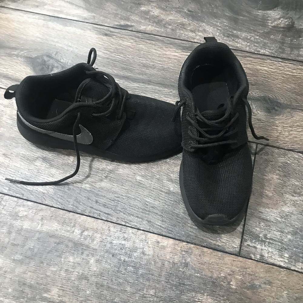 Black nike roshes